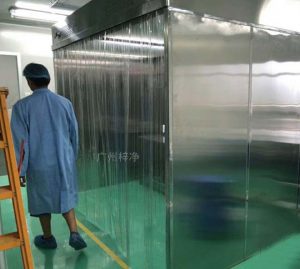 負壓稱量罩的空氣經過兩級過濾系統(tǒng)（高效過濾器除去99.99%的顆?！?．3μm以上的所有灰塵）進行自循環(huán)，設計符合藥廠GMP要求。